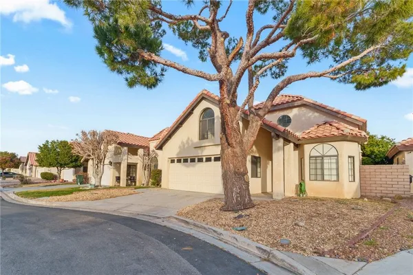 Property Slideshow image 2 of 33 | 11530 pepper ln, Apple Valley, CA, 92308