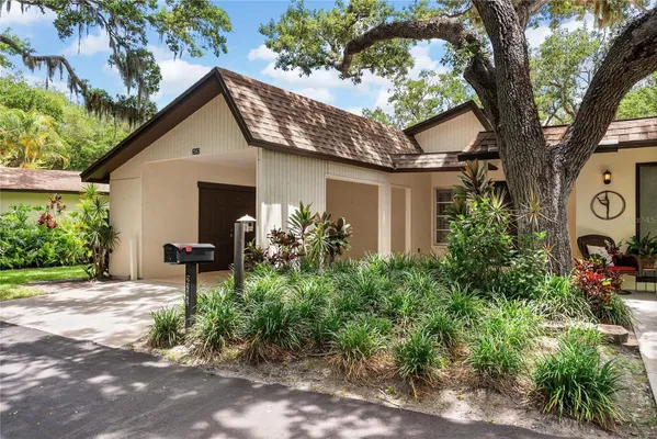 Property Slideshow image 2 of 22 | 2242 circlewood dr 24, Sarasota, FL, 34231