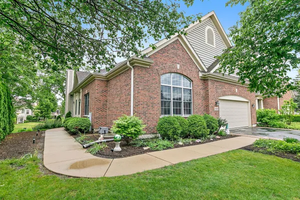 Property Slideshow image 2 of 43 | 3950 coyote lakes cir, Lake In The Hills, IL, 60156