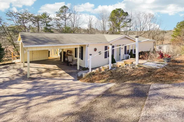 Property Slideshow image 2 of 41 | 204 cranbrook cir, Hendersonville, NC, 28792