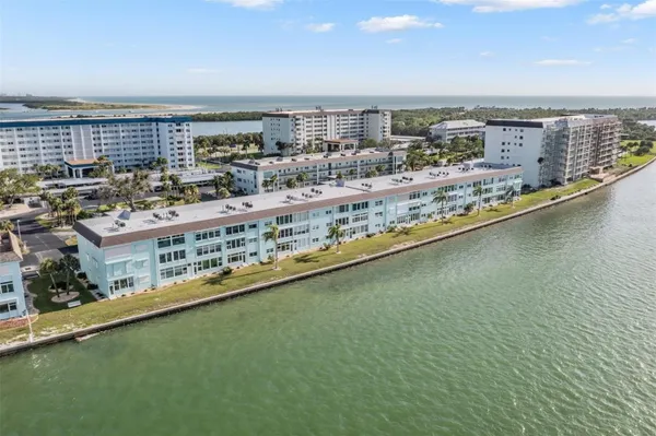 Property Slideshow image 3 of 50 | 7 dunoon pl 304, Dunedin, FL, 34698