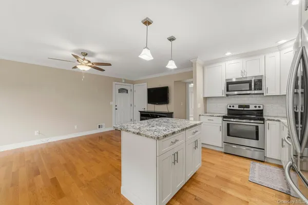 Property Slideshow image 3 of 45 | 15f essex pl f, Yorktown, NY, 10598