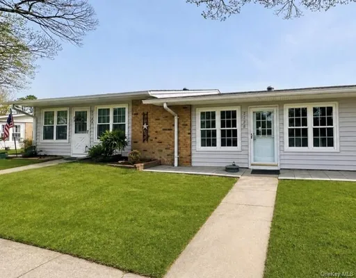 Property Slideshow image 2 of 12 | 278 berwick ct b, Brookhaven, NY, 11961