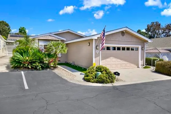 Property Slideshow image 2 of 54 | 4468 topaz ln, Oceanside, CA, 92056