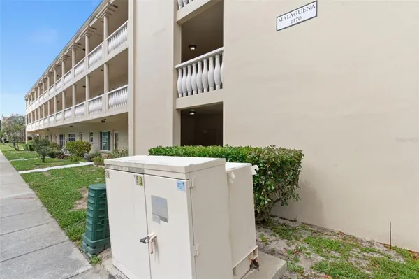 Property Slideshow image 3 of 62 | 2170 americus blvd 58, Clearwater, FL, 33763
