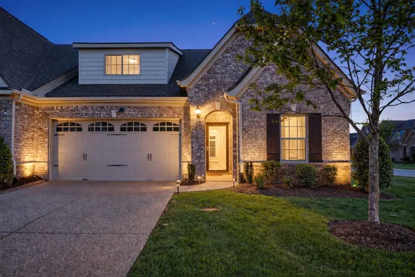 Property Slideshow image 2 of 42 | 1386 whispering oaks dr, Lebanon, TN, 37090