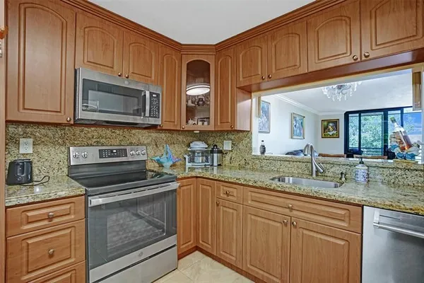 Property Slideshow image 3 of 48 | 1101 colony point cir 403, Pembroke Pines, FL, 33026