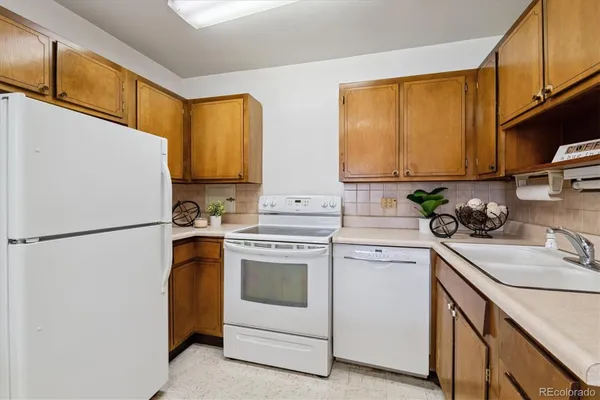 Property Slideshow image 2 of 44 | 610 s clinton st 10b, Denver, CO, 80247