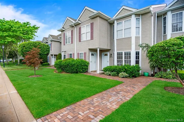 Property Slideshow image 3 of 36 | 1075 savoy dr, Huntington, NY, 11747