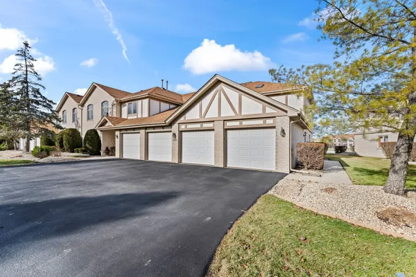 Property Slideshow image 2 of 28 | 6508 pine trail ln apt 4, Tinley Park, IL, 60477