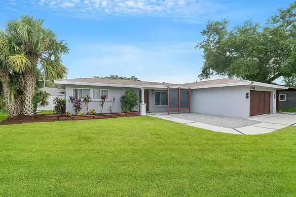 Property Slideshow image 2 of 17 | 5108 medalist rd, Sarasota, FL, 34243