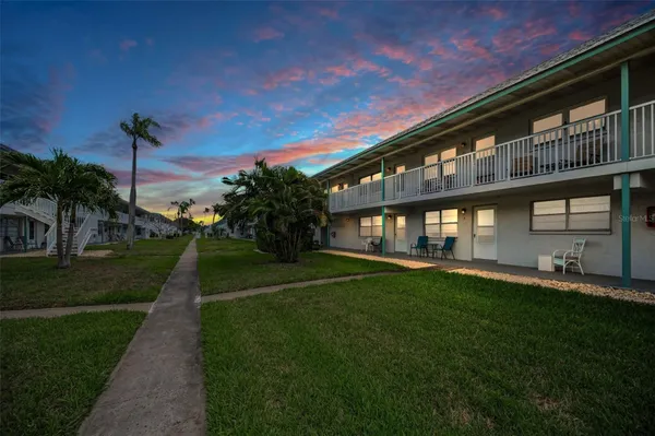 Property Slideshow image 2 of 37 | 5227 81st ln 22, St Petersburg, FL, 33709