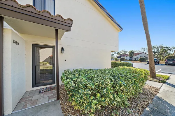 Property Slideshow image 3 of 34 | 5769 gardens dr 101, Sarasota, FL, 34243