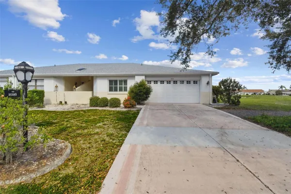 Property Slideshow image 3 of 28 | 912 e del webb blvd, Sun City Center, FL, 33573