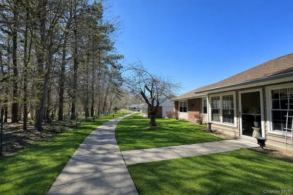 Property Slideshow image 2 of 15 | 64 enfield ct a, Brookhaven, NY, 11961