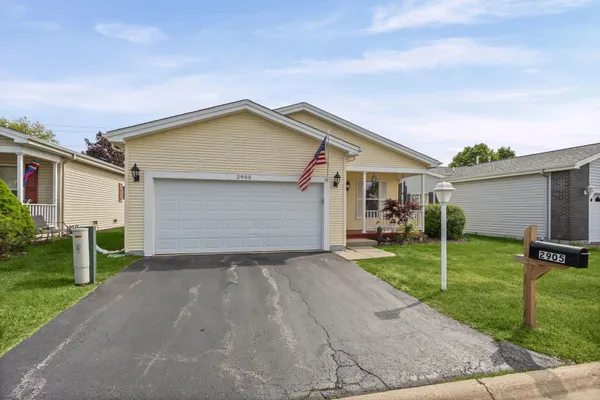 Property Slideshow image 2 of 25 | 2905 buckskin ln, Grayslake, IL, 60030