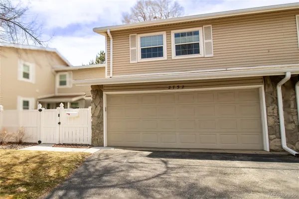 Property Slideshow image 2 of 36 | 2752 s heather gardens way 13, Aurora, CO, 80014