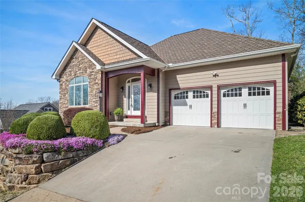 Property Slideshow image 2 of 48 | 84 deep valley ln, Hendersonville, NC, 28791