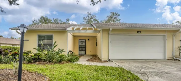 Property Slideshow image 2 of 42 | 4021 oakhurst dr 3121, Sarasota, FL, 34233