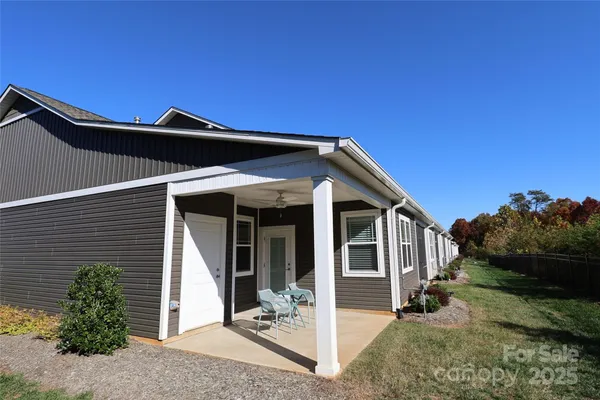 Property Slideshow image 3 of 26 | 2822 15th avenue pl se, Hickory, NC, 28602