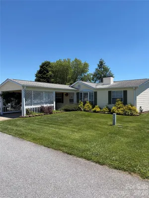 Property Slideshow image 2 of 25 | 261 white ash cir, Hendersonville, NC, 28739