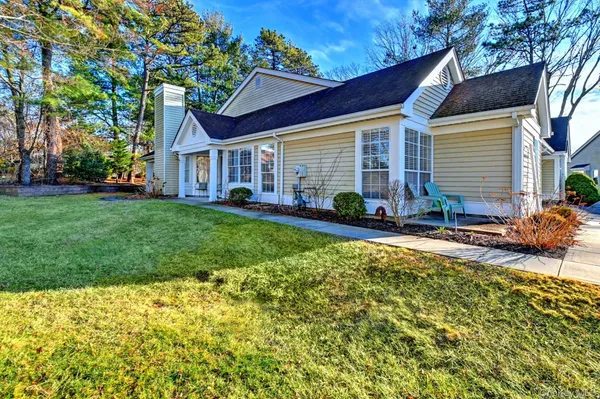 Property Slideshow image 3 of 41 | 10 oakdale ct, Ridge, NY, 11961