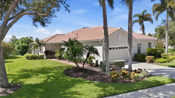 Property Slideshow image 2 of 57 | 8050 victoria falls cir, Sarasota, FL, 34243