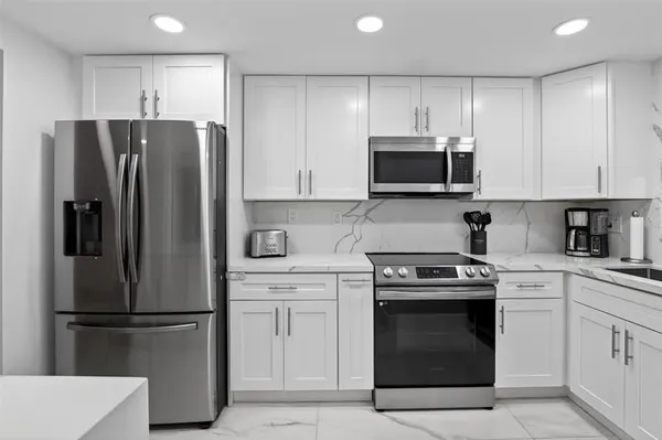 Property Slideshow image 2 of 20 | 9623 s hollybrook lake dr 204, Pembroke Pines, FL, 33025