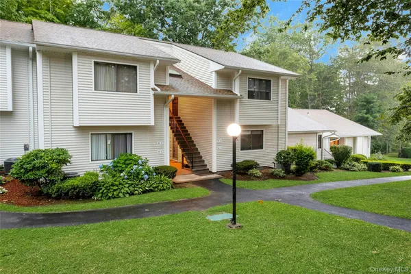 Property Slideshow image 2 of 21 | 90 molly pitcher ln f, Yorktown, NY, 10598