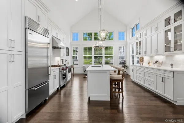 Property Slideshow image 3 of 40 | 82101 spruce pond cir, Oyster Bay, NY, 11803