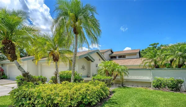 Property Slideshow image 2 of 40 | 4638 willow wood cir 34, Sarasota, FL, 34241