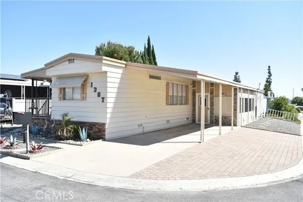 Property Slideshow image 3 of 28 | 1307 orangewood sq, Corona, CA, 92882