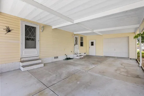 Property Slideshow image 2 of 22 | 1616 bayhill dr, Lady Lake, FL, 32159