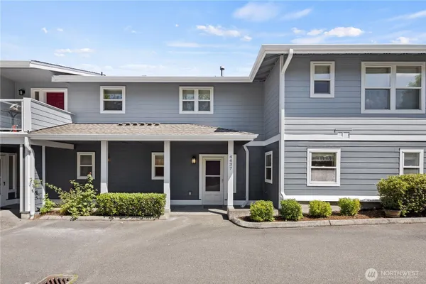 Property Slideshow image 2 of 40 | 4437 providence point pl 2631, Issaquah, WA, 98029