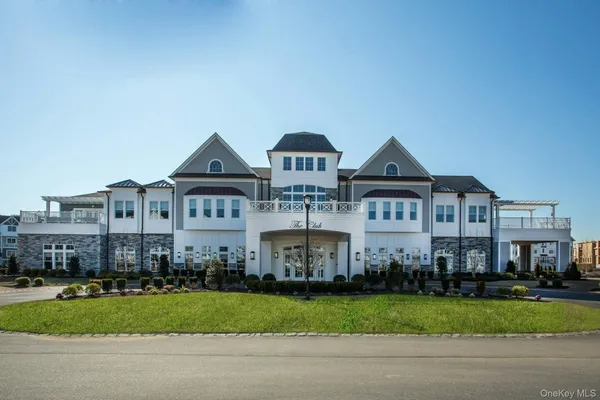 Property Slideshow image 2 of 7 | 33204 spruce pond cir, Oyster Bay, NY, 11803