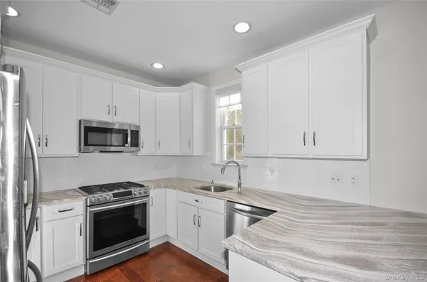 Property Slideshow image 3 of 28 | 736 verona dr, Melville, NY, 11747