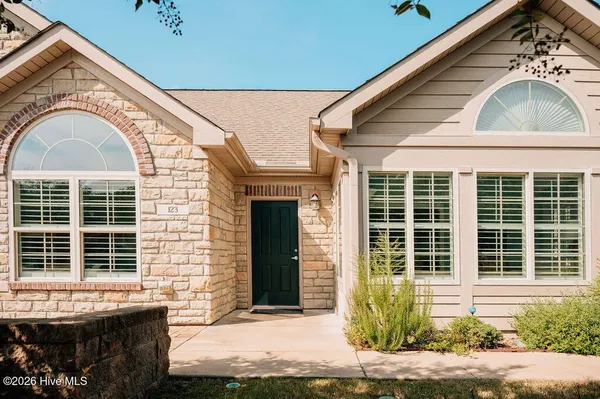 Property Slideshow image 2 of 60 | 123 w chelsea ct, Southern Pines, NC, 28387