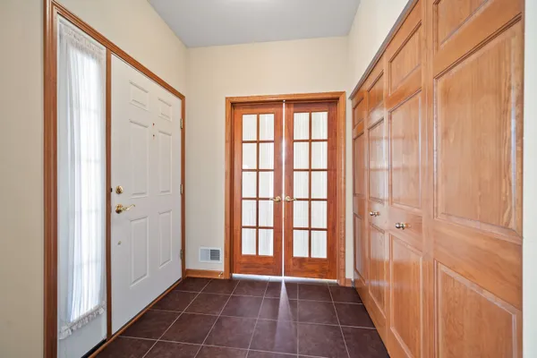 Property Slideshow image 3 of 30 | 1176 heathrow ln, Aurora, IL, 60502