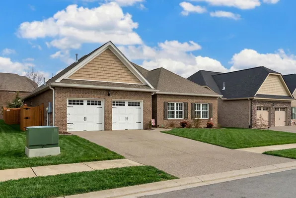 Property Slideshow image 2 of 33 | 1326 whispering oaks dr, Lebanon, TN, 37090