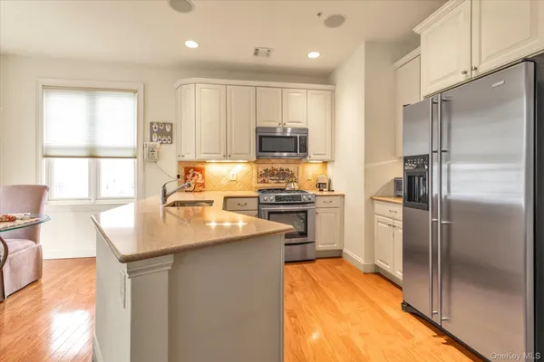 Property Slideshow image 3 of 22 | 568 pacing way # 568, Westbury, NY, 11590