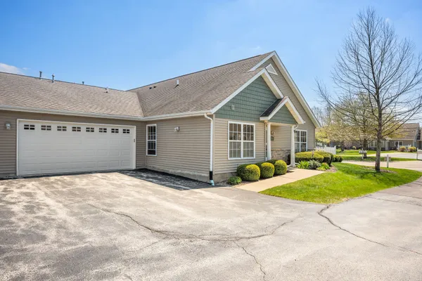 Property Slideshow image 2 of 44 | 2105 waterbury ln 2105, Sycamore, IL, 60178