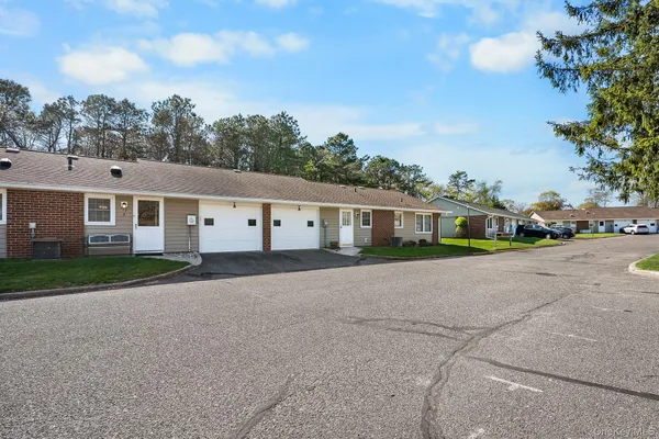 Property Slideshow image 2 of 22 | 54 aylesbury ct b, Brookhaven, NY, 11961