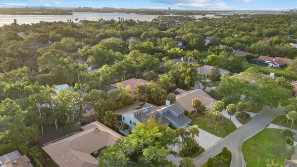 Property Slideshow image 3 of 74 | 4891 peregrine pt, Sarasota, FL, 34231