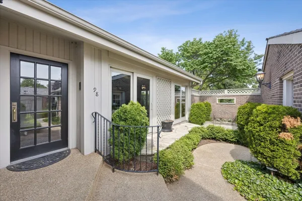 Property Slideshow image 2 of 20 | 98 briarwood cir, Oak Brook, IL, 60523