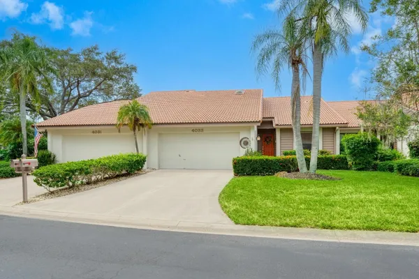 Property Slideshow image 2 of 49 | 4033 wilshire cir 139, Sarasota, FL, 34238