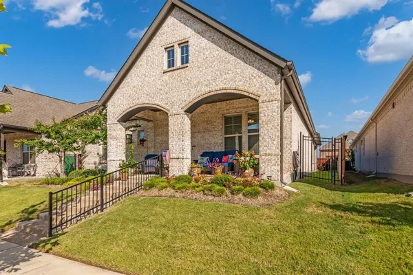 Property Slideshow image 2 of 39 | 4818 emerald grv, Arlington, TX, 76005