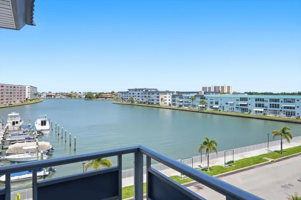 Property Slideshow image 3 of 31 | 3018 59th st 414, Gulfport, FL, 33707