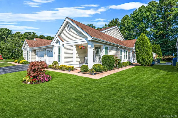 Property Slideshow image 2 of 34 | 19 sayville ct, Brookhaven, NY, 11961
