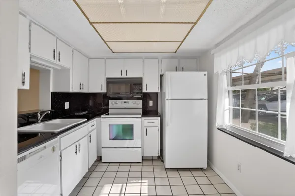 Property Slideshow image 3 of 27 | 1370 heather ridge blvd 102, Dunedin, FL, 34698