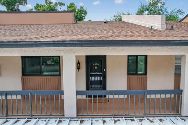 Property Slideshow image 3 of 35 | 2522 clubhouse dr 204, Sarasota, FL, 34232